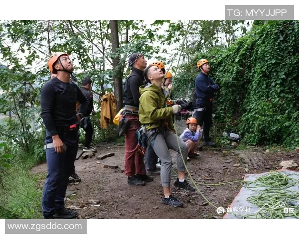 重庆攀岩队的中路突破之路:深度解析攀岩运动的挑战与成就 重庆攀岩队的中路突破之路:深度解析攀岩运动的挑战与成就