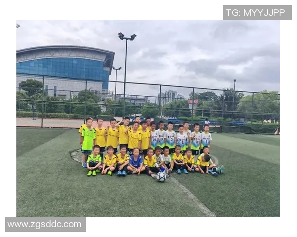 五位足球明星同框合影展现足球魅力与友谊的精彩瞬间 五位足球明星同框合影展现足球魅力与友谊的精彩瞬间
